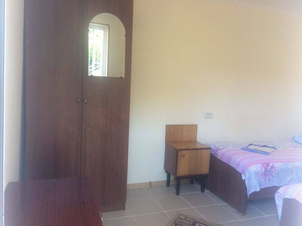 Фотографии номера Двухместный номер с 2 отдельными кроватями, вид на сад в Гостевом доме Гостевой дом Южная Пальмира Пицунда